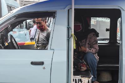 Pengemudi angkutan umum menunggu calon penumpang di Terminal Kampung Melayu, Jakarta, 15 April lalu.