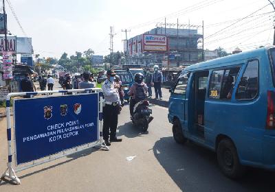 Pemeriksaan kendaraan di kawasan Parung, Kabupaten Bogor, yang berbatasan dengan wilayah Kota Depok, 15 April lalu.