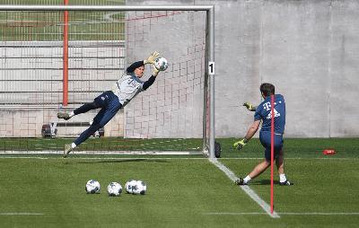 Manuel Neuer dalam sesi latihan di Saebener Strasse, Munich, Jerman, Jumat pekan lalu. 