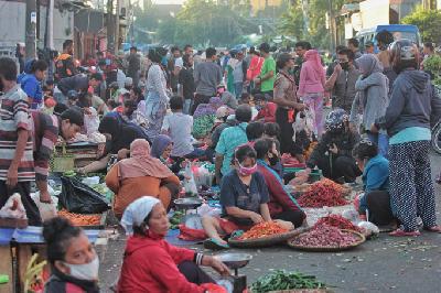 Warga belanja sayuran saat hari ketiga pemberlakuan pembatasan sosial berskala besar di pasar kawasan Bekasi, Jawa Barat, 17 April lalu. 