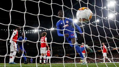 Pemain Olympiakos, Pape Abou Cisse, merayakan golnya ke gawang Arsenal dalam laga leg kedua Piala Champions di Emirates Stadium, London, Inggris, 27 Februari lalu. 