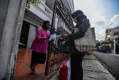 Warga mengembalikan bantuan sosial untuk warga yang terkena dampak Covid-19 di Cempaka Putih Barat, Jakarta, 23 April lalu