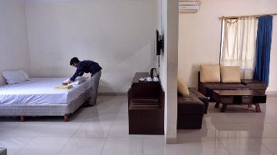 Petugas Badan Layanan Umum Daerah (BLUD) merapikan salah satu kamar yang akan dijadikan tempat tinggal sementara tenaga medis penanganan Covid-19 di SMK Negeri 57, Jakarta, Kamis lalu. 