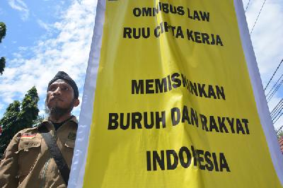 Aksi tolak omnibus law RUU Cipta Kerja di depan gedung DPRD Kabupaten Jombang, Jawa Timur, 9 Maret lalu. 