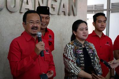 Achmad Purnomo (kiri),  Ketua DPR Puan Maharani, dan bakal calon Wali Kota Solo Gibran Rakabuming Raka di kantor DPP PDIP, Jakarta, 10 Februari lalu.  