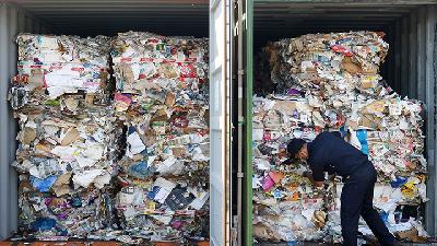 Containers carrying imported waste at the Tanjung Priok Port, Jakarta, September 2019./ANTARA/Didik Suhartono