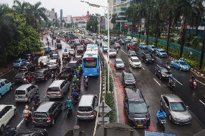 Jalan Metro Pondok Indah saat pemberlakuan Pembatasan Sosial Berskala Besar di Jakarta, Senin lalu.  Tempo/Nurdiansah