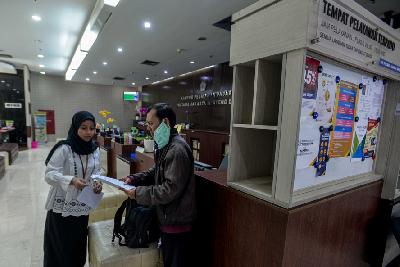Petugas pajak memberi penjelasan pada wajib pajak di Kantor Pelayanan Pajak (KPP) Menteng Dua, Jakarta, 16 Maret lalu. Tempo/Tony Hartawan