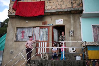Rumah warga yang dipasang kain berwarna merah di Bogota, Kolombia, 21 April lalu. REUTERS/Luisa Gonzalez