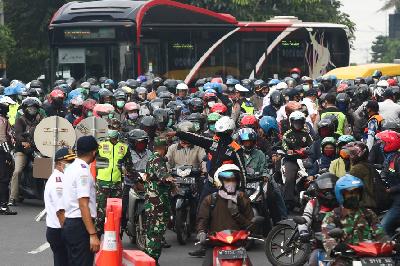 Petugas memeriksa warga yang akan masuk ke Surabaya di Bundaran Waru, Surabaya, Jawa Timur, kemarin. ANTARA/Didik  Suhartono