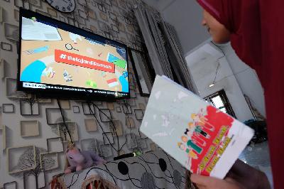 Siswa belajar melalui saluran TVRI di rumah di Jakarta, 13 April lalu. TEMPO/Subekti