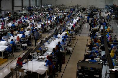 Pabrik tekstil yang beralih memproduksi Alat Pelindung Diri (APD) di PT Kasih Karunia Sejati, Malang, Jawa Timur, 6 April lalu. 
