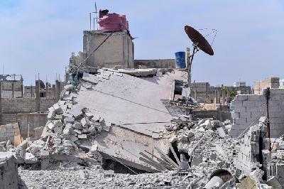 Reruntuhan sebuah gedung di ibu kota Suriah, Damaskus, Senin lalu.