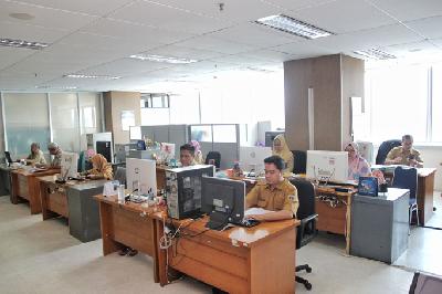 Pegawai negeri sipil (PNS) Pemerintah Provinsi DKI Jakarta melakukan tugas dinasnya di Balai Kota, Jakarta, Juni 2019. 