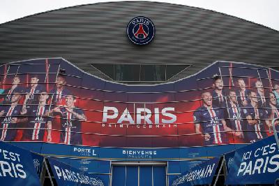 Markas Paris Saint-Germain dengan baliho para pemainnya di stadion Parc de Princes, Paris, Prancis, 10 Maret lalu. 