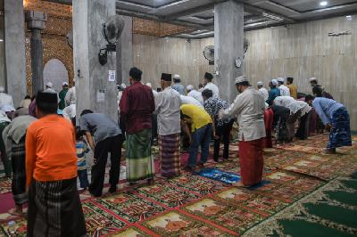 Warga melaksanakan tarawih berjemaah saat pembatasan sosial berskala besar di Jakarta, 23 April lalu. 