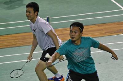 Hendra Setiawan (kiri) dan Mohammad Ahsan berlatih di Pelatnas Cipayung, Jakarta, 5 Maret lalu.  