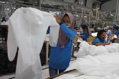 Pekerja membuat kostum alat pelindung diri  di PT Kasih Karunia Sejati , Bandulan, Malang, Jawa Timur, 6 April lalu. 
