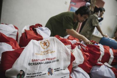 Bantuan sosial berupa paket bahan pokok dari Presiden di kawasan Cipete Selatan, Jakarta, kemarin.