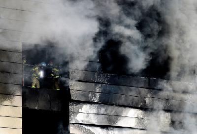 Kebakaran gudang di Icheon, Korea Selatan, kemarin.  