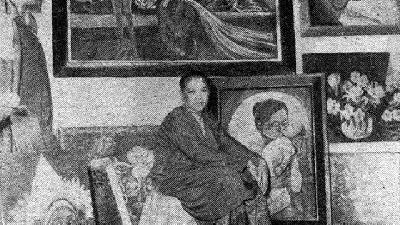Emiria Sunassa di ruang lukisnya, mengenakan pakaian Kesultanan Tidore, dimuat di majalah Star Weekly, 1949./Kliping Tesis Heidi Arbuckle