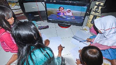 Sejumlah murid sekolah dasar mengikuti proses belajar melalui televisi siaran TVRI di Serang, Banten, 14 April 2020./ANTARA/Asep 