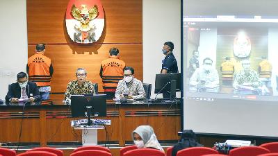Wakil Ketua KPK, Alexander Marwata (tengah) memberikan keterangan kepada awak media secara virtual di gedung KPK, Jakarta, 27 April 2020. TEMPO/Imam Sukamto