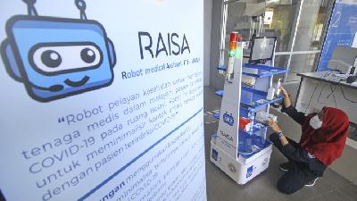 Tim peneliti menyiapkan makanan dan obat-obatan yang dibawa Robot Medical Assistant ITS-UNAIR (RAISA) saat diuji coba di Gedung Pusat Robotika Institut Teknologi Sepuluh Nopember (ITS), Surabaya, Jawa Timur, Selasa (14/4/2020). ANTARA FOTO/Moch Asim/foc.