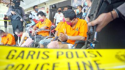 Polisi merilis penangkapan kembali narapidana asimilasi karena terlibat aksi pencurian sepeda motor di Mapolres Tulungagung, Tulungagung, Jawa Timur,  22 April 2020. ANTARA/Destyan Sujarwoko