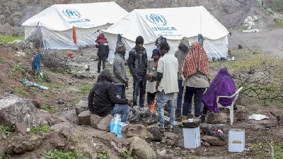 Sejumlah imigran Afrika menjalani karantina selama berada kamp pengungsian di Pulau Lesbos, Yunani, 5 April 2020./REUTERS/Elias Marcou
