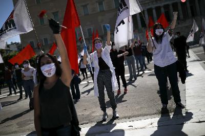Aksi memperingati hari Buruh dengan sosial berjarak di Athena, Yunani, kemarin. REUTERS/Alkis Konstantinidis