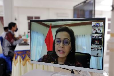 Menteri Keuangan Sri Mulyani Indrawati menyampaikan pemaparan melalui konferensi video perihal realokasi APBD 2010 
di Pendopo Wali Kota Banda Aceh, Aceh, 17 April lalu. 