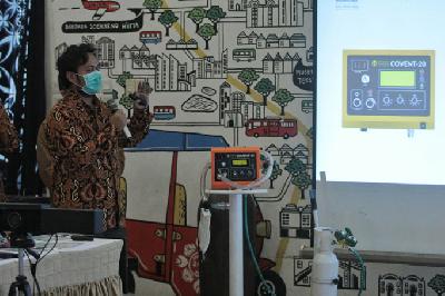 Perwakilan Universitas Indonesia saat mendemonstrasikan ventilator Covent-20 di RS Pertamina Jaya, 16 April lalu. 