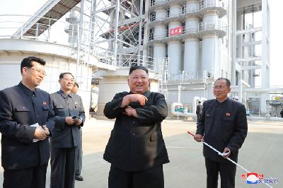 Pemimpin Korea Utara, Kim Jong-un, memantau pabrik pupuk di wilayah utara Ibu Kota Pyongyang. Foto ini dirilis kantor berita resmi Korea Utara, Korea Central News Agency (KCNA) pada 2 Mei 2020.