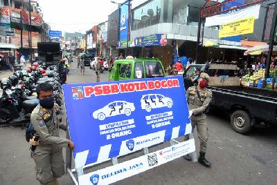 Razia operasi kepatuhan pembatasan sosial berskala besar (PSBB) di Jalan Suryakencana, Kota Bogor, Jawa Barat, kemarin. 