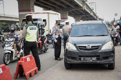 Petugas gabungan dari kepolisian dan Dinas Perhubungan saat melakukan penyekatan bagi pemudik di Jalan Kalimalang, Bekasi, Jawa Barat, 28 April lalu. 
