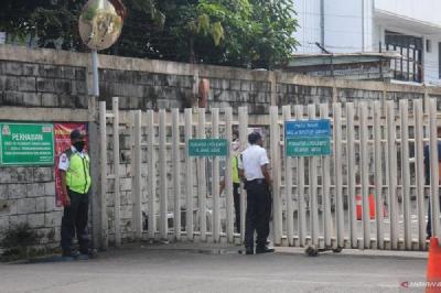 Sejumlah petugas keamanan internal saat berjaga di depan Pabrik Sampoerna Rungkut 2 Surabaya, 30 April lalu. 
