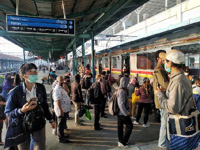 Penumpang menunggu kedatangan KRL Commuter Line di Stasiun Manggarai, Jakarta, 20 April lalu. 
