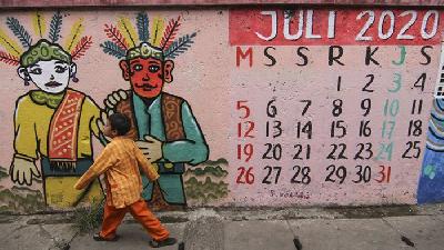 Seorang anak melewati mural bertema kalender 2020 di kawasan Swadaya, Depok, Jawa Barat, Desember 2019. 