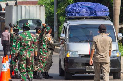 Petugas gabungan mengarahkan pemudik dari arah Bekasi menuju Karawang untuk berputar arah di perbatasan Karawang, Bekasi, Jawa Barat, 24 April lalu. 