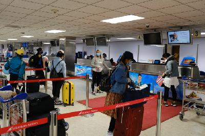 Warga Negara Indonesia (WNI) mendaftar proses repatriasi WNI di Bandar Udara Internasional Colombo, Sri Lanka, Jumat pekan lalu.