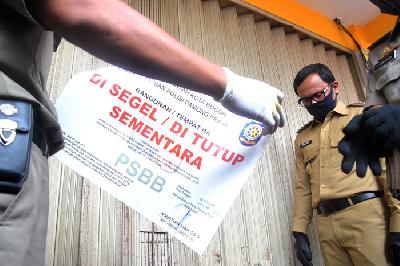 Wali Kota Bogor Bima Arya (kanan) melihat proses penyegelan toko busana yang melanggar aturan pembatasan
sosial berskala besar (PSBB) di Kota Bogor, Jawa Barat, kemarin.