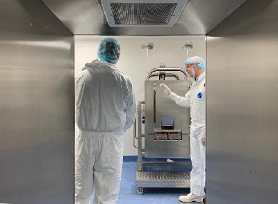 Para ilmuwan terlihat bekerja di Cobra Biologics, perusahaan pembuat vaksin potensial guna melawan virus corona atau Covid-19, di Keele, Inggris, 30 April lalu.  