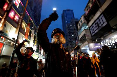 Foto aksi protes di Hong Kong karya Willy Kurniawan.