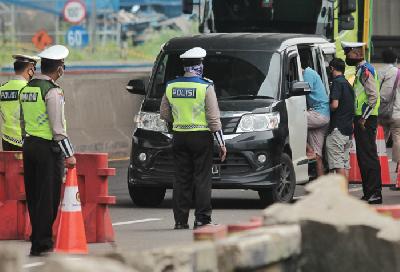 Polisi menindak kendaraan pribadi saat penerapan pelarangan mudik di akses tol Jakarta-Cikampek, Cikarang, Kabupaten Bekasi, Jawa Barat, kemarin. 