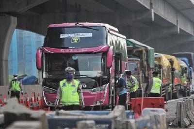 Polisi menindak bus yang membawa penumpang saat penerapan pelarangan mudik di jalan tol Jakarta-Cikampek, Cikarang, Kabupaten Bekasi, Jawa Barat, kemarin. 