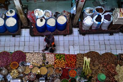 Penjualan bahan bahan pokok di Pasar Tebet, Jakarta, kemarin.