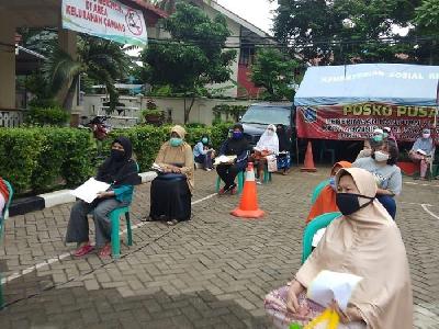 Warga antre untuk menerima bantuan sosial dari Pemerintah Provinsi DKI Jakarta di Kelurahan Cawang, Kecamatan Kramat Jati, Jakarta Timur, 2 Mei lalu.