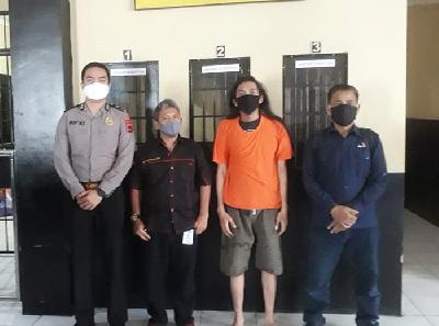 Diananta Sumedi (Kedua dari kanan) ditahan di Rumah Tahanan Kepolisian Daerah Kalimantan Selatan, kemarin. 