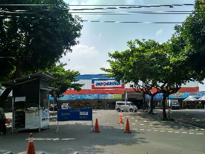 Indogrosir Jalan Magelang, Yogyakarta ditutup sementara setelah adanya kasus dugaan karyawan terdampak Covid-19, kemarin.  TEMPO/Yoviita Amalia